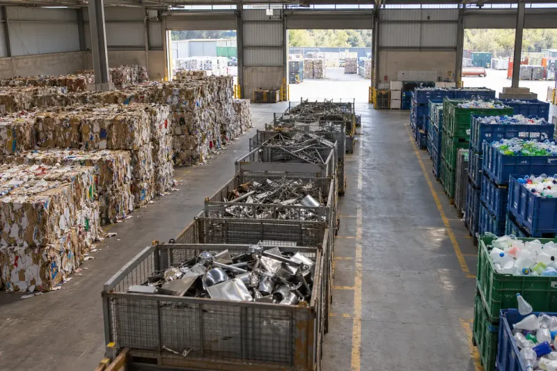 Separate paper, metal and plastic streams in a material recovery hall