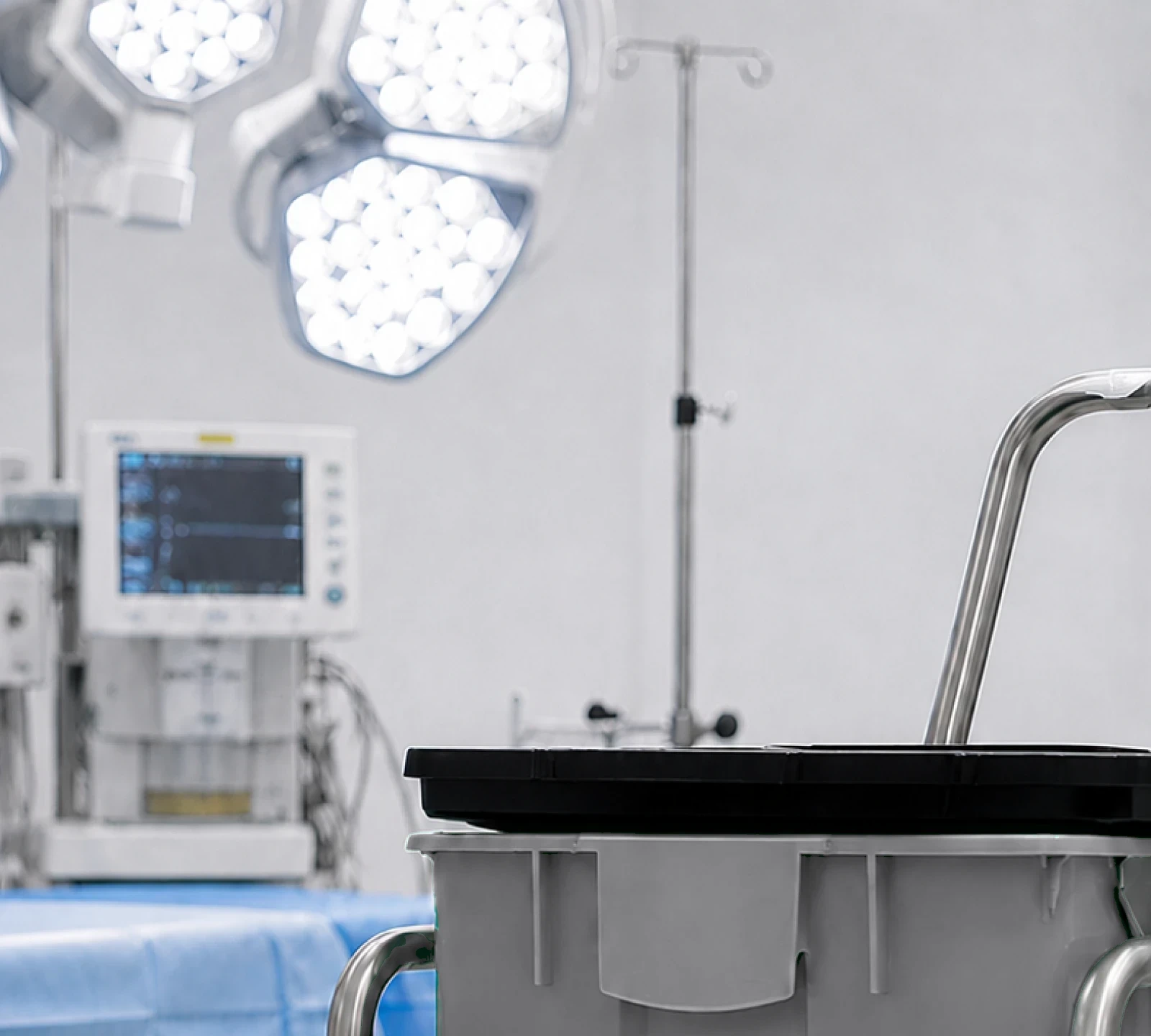 Recycling container on a trolley in an operating room